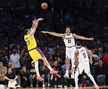 世界杯在线观看入口-西部排名又变了：湖人创NBA奇迹，勇士收大礼，4队排名互换